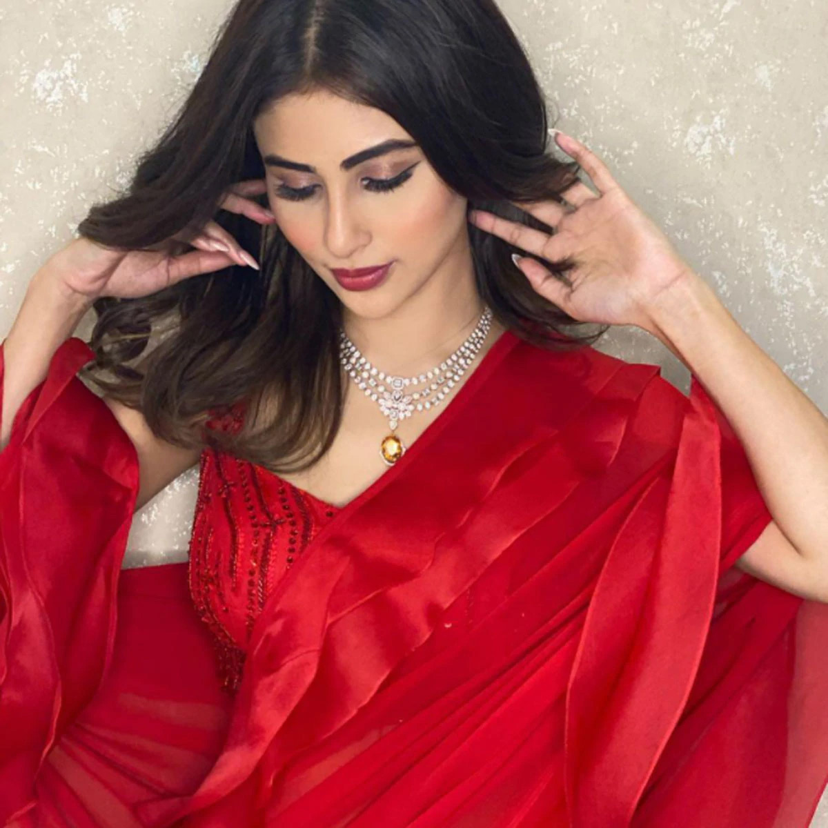 mouni roy,mouni roy in red saree,mouni roy fashion,fashion tips