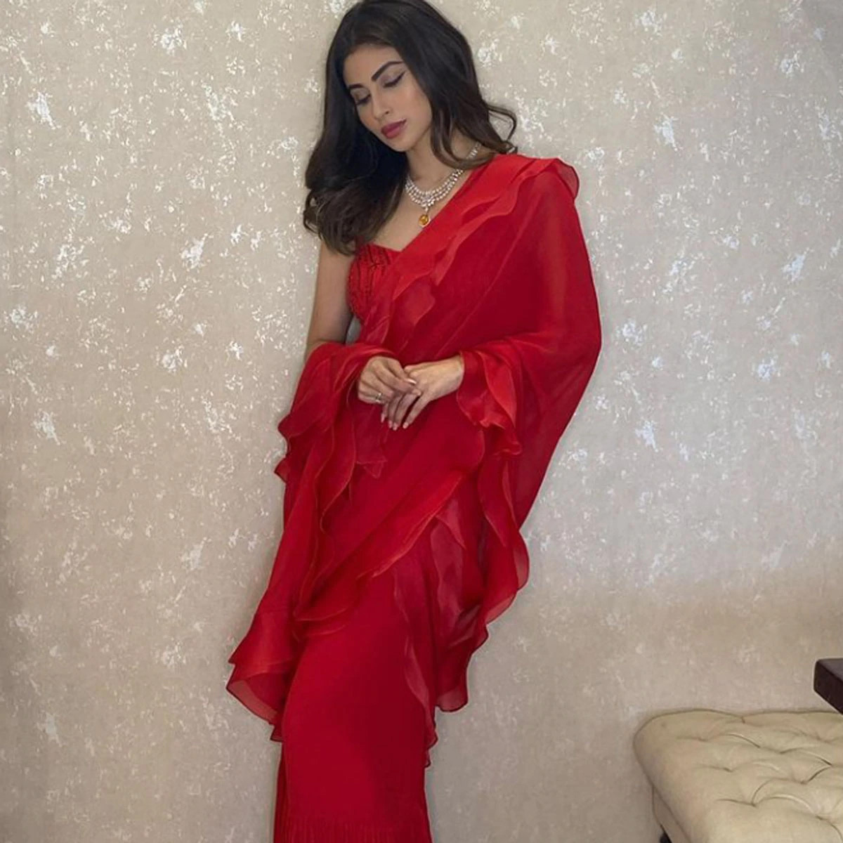 mouni roy,mouni roy in red saree,mouni roy fashion,fashion tips