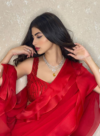 mouni roy,mouni roy in red saree,mouni roy fashion,fashion tips