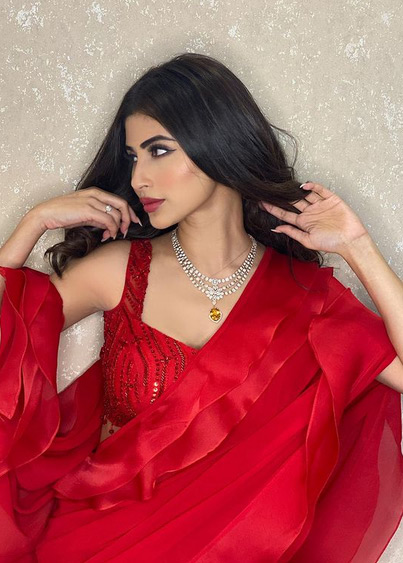 mouni roy,mouni roy in red saree,mouni roy fashion,fashion tips