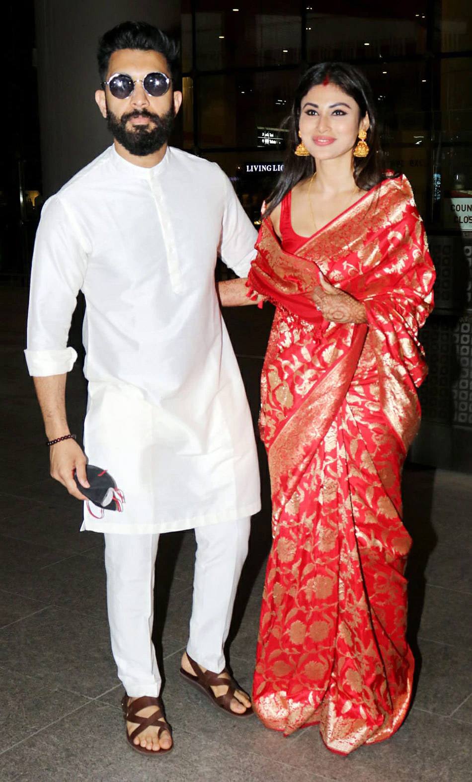 mouni roy,mouni roy looks beautiful in saree,mouni roy in red saree,suraj nambiar,mouni roy viral photos,mouni roy,tv actress mouni roy,entertainment,bollywood news