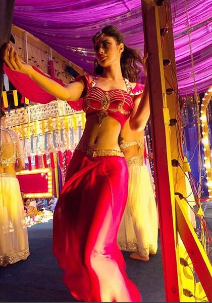 इस टीवी सीरियल से छोटे पर्दें पर वापसी करेगी मौनी रॉय, दिखा हॉट अवतार, तस्वीरे bollywood,mouni roy,gold,mouni roy photos,mouni roy pics