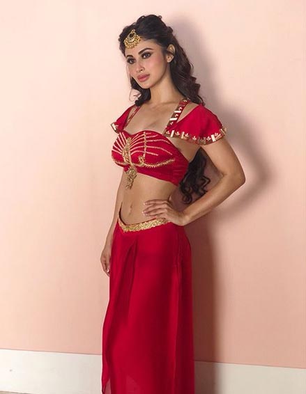 इस टीवी सीरियल से छोटे पर्दें पर वापसी करेगी मौनी रॉय, दिखा हॉट अवतार, तस्वीरे bollywood,mouni roy,gold,mouni roy photos,mouni roy pics