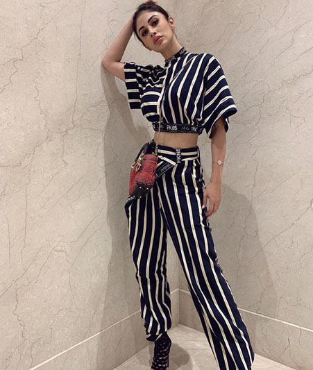 क्रॉप टॉप लुक से नजर आई 'नागिन' मौनी रॉय, तस्वीरों से नहीं हटा पाएंगे नजर bollywood,mouni roy,mouni roy photos,mouni roy pics,mouni roy instagram pics,mouni roy viral pics