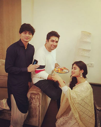 रक्षाबंधन पर दिखाई दिया मौनी रॉय का ट्रेडिशनल अवतार, फोटो देख आप भी हो जाहोंगे दीवाने bollywood,Akshay Kumar,gold,mouni roy,rakhi,rakhi celebration