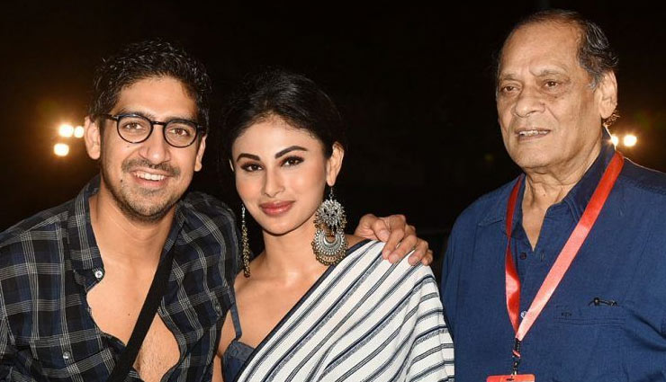 क्रॉप टॉप लुक से नजर आई 'नागिन' मौनी रॉय, तस्वीरों से नहीं हटा पाएंगे नजर bollywood,mouni roy,mouni roy photos,mouni roy pics,mouni roy instagram pics,mouni roy viral pics