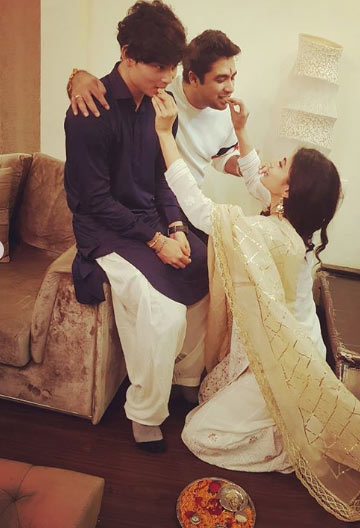 रक्षाबंधन पर दिखाई दिया मौनी रॉय का ट्रेडिशनल अवतार, फोटो देख आप भी हो जाहोंगे दीवाने bollywood,Akshay Kumar,gold,mouni roy,rakhi,rakhi celebration