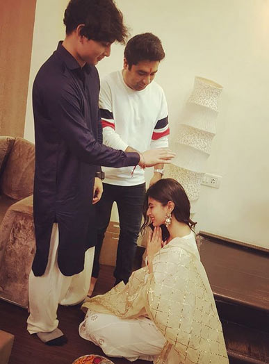 रक्षाबंधन पर दिखाई दिया मौनी रॉय का ट्रेडिशनल अवतार, फोटो देख आप भी हो जाहोंगे दीवाने bollywood,Akshay Kumar,gold,mouni roy,rakhi,rakhi celebration