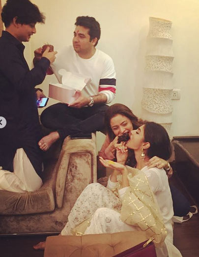 रक्षाबंधन पर दिखाई दिया मौनी रॉय का ट्रेडिशनल अवतार, फोटो देख आप भी हो जाहोंगे दीवाने bollywood,Akshay Kumar,gold,mouni roy,rakhi,rakhi celebration