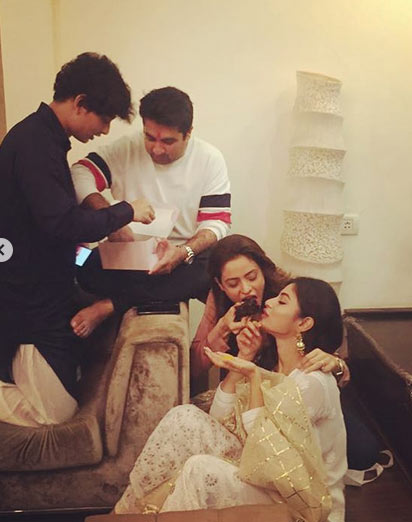 रक्षाबंधन पर दिखाई दिया मौनी रॉय का ट्रेडिशनल अवतार, फोटो देख आप भी हो जाहोंगे दीवाने bollywood,Akshay Kumar,gold,mouni roy,rakhi,rakhi celebration