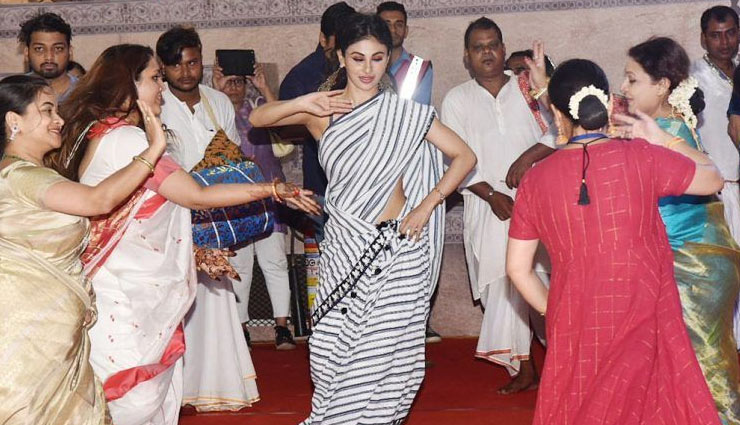 पारंपरिक बंगाली अंदाज में मां दुर्गा के दर्शन को पहुंची मौनी रॉय, वाइट एंड ब्लैक साड़ी में मचाई खलबली, देखे तस्वीरे bollywood,mouni roy,durga pooja