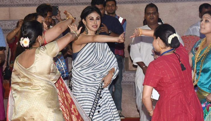 क्रॉप टॉप लुक से नजर आई 'नागिन' मौनी रॉय, तस्वीरों से नहीं हटा पाएंगे नजर bollywood,mouni roy,mouni roy photos,mouni roy pics,mouni roy instagram pics,mouni roy viral pics