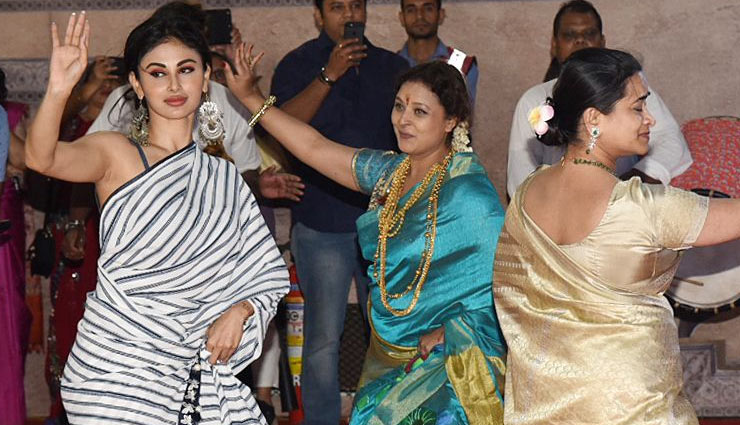 क्रॉप टॉप लुक से नजर आई 'नागिन' मौनी रॉय, तस्वीरों से नहीं हटा पाएंगे नजर bollywood,mouni roy,mouni roy photos,mouni roy pics,mouni roy instagram pics,mouni roy viral pics