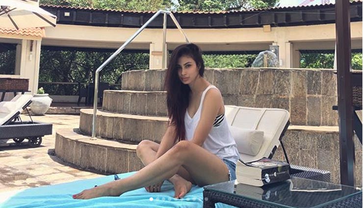 hot looks of hottest tv actress mouni roy