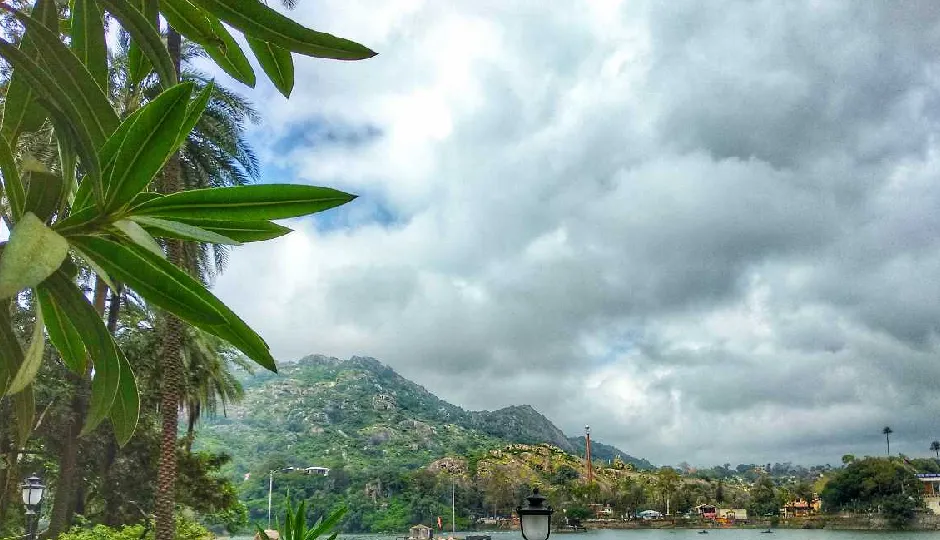 राजस्थान के हिल स्टेशन पर पारा 1 डिग्री तक लुढ़का, नए साल से पहले माउंट आबू में उमड़े सैलानी