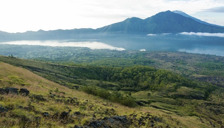 climbing mountains asia,best mountains to climb asia,asian trekking destinations,himalayan trekking,yala peak trek,mera peak climbing,mount kazbek expedition,umm ad dami desert trek,mount rinjani volcano climb,mount agung bali,ut kangri ladakh,meesapulimala western ghats,mount yarigatake japan,jukku pass kyrgyzstan,adventure travel asia,trekking experiences asia