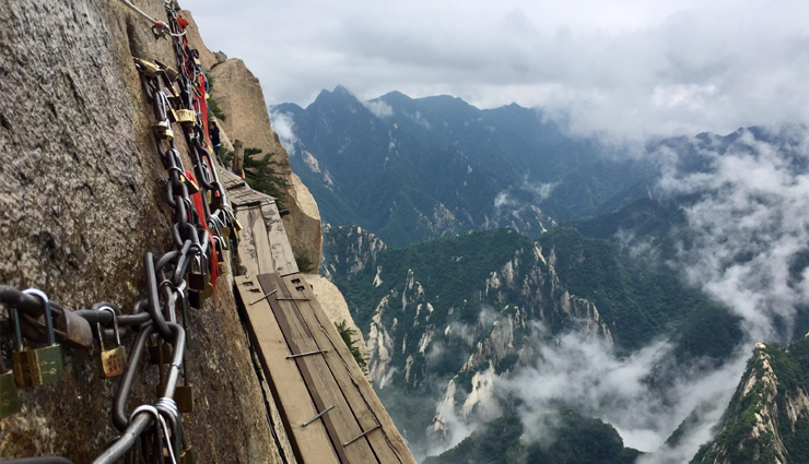 dangerous hikes in the world,most dangerous hikes in the world,the maze,utah,drakensberg traverse,south africa,angels landing,el caminito del ray,spain,mount huashan,china,travel,holidays,travel guide