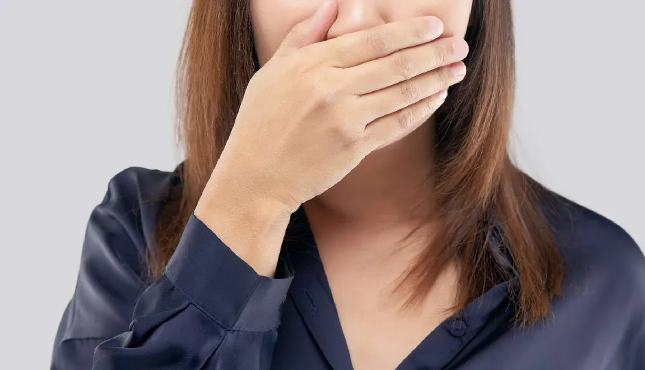 ब्रश करने के बाद भी नहीं जाती मुंह की बदबू? इन 5 विटामिन्स की कमी हो सकती है कारण