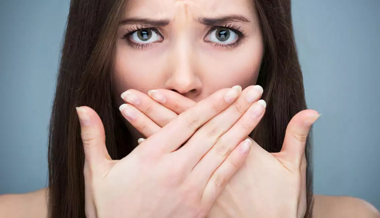 मुँह की बदबू से हैं परेशान, आजमाइए इन 9 तरीकों को, महक उठेंगी आपकी सांसें