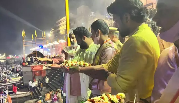 ‘RRR’ की टीम प्रमोशन के लिए पहुंची काशी के घाट, की मां गंगा की आरती