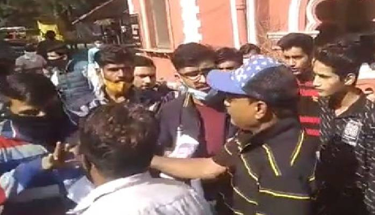 इंदौर : फिल्म लुकाछुपी-2 की शूटिंग के दौरान एग्जाम दे रहे स्टूडेंट्स ने किया हंगामा, जानें मामला 