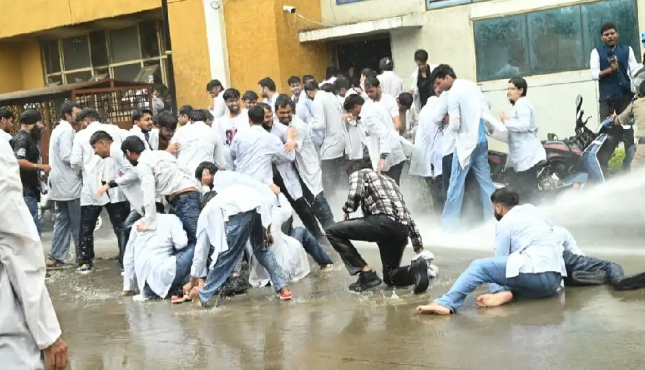 भोपाल में इंटर्न डॉक्टरों का आंदोलन तीसरे दिन भी जारी, स्टाइपेंड बढ़ाने की मांग पर अड़े; आज OPD बंद