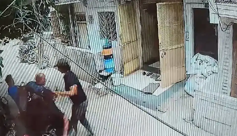 भोपाल में दिनदहाड़े खूनी वारदात, एक्टिवा पर बैठे कारोबारी पर 3 सेकंड में चाकू के 5 वार