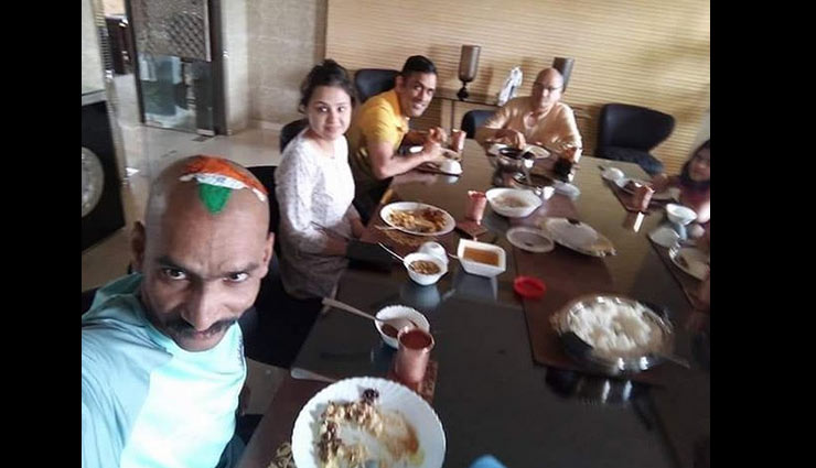 महेंद्र सिंह धोनी के फार्महाउस पर तेंदुलकर के फैन सुधीर, साथ किया लंच, देखे तस्वीरे