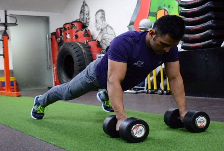 37 की उम्र में भी इतने फिट है धोनी, देखे तस्वीरे mahendra singh dhoni,mahendra singh dhoni fitness fitness tips,celebrity fitness,ms dhoni birthday,mahendra singh dhoni birthday,cricket