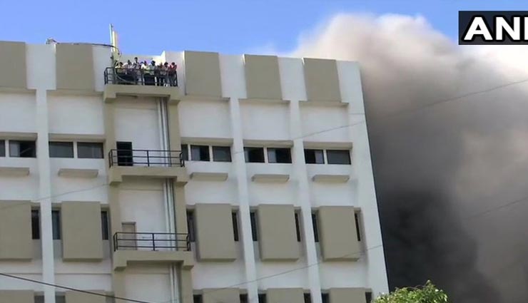 मुंबई: बांद्रा में MTNL इमारात में लगी आग, 100 से ज्यादा लोग छत पर फंसे 