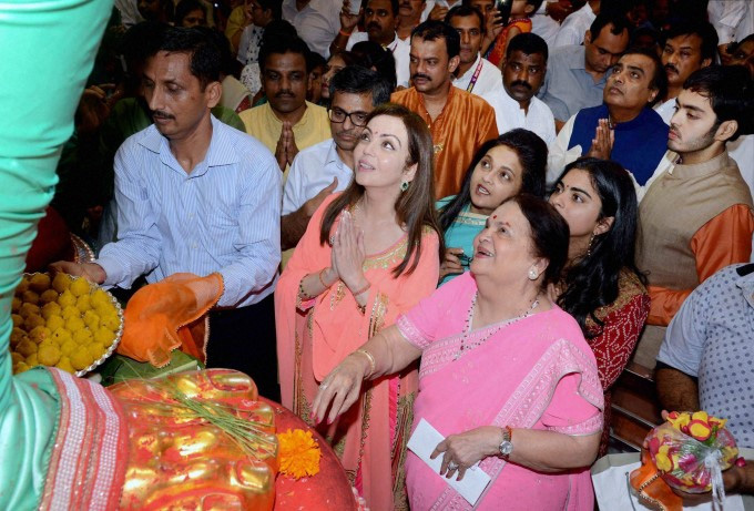 Ganesh Chaturthi 2018: ऋतिक रोशन ने किया 'गणपति' का स्वागत, बप्पा के दर्शन के लिए बहन अर्पिता के घर पहुंचे सलमान खान, तस्वीरे bollywood,ganesh chaturthi 2018,Hrithik Roshan,vivek oberoi,sanjay dutt,ganesh pooja,ganpati