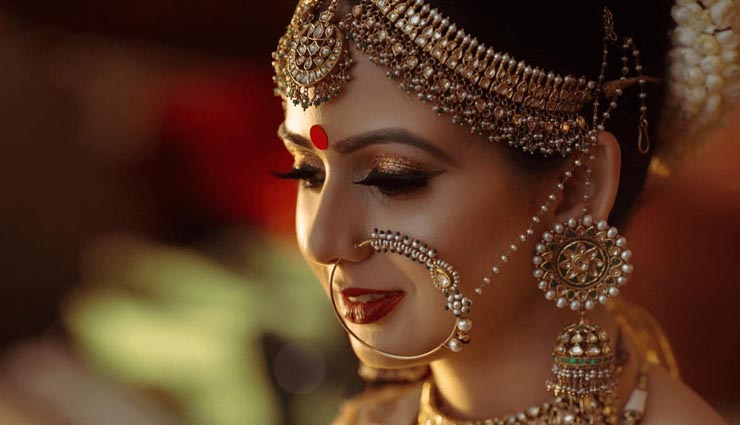 5 trendy tikkas for brides to choose from,the modern double maang tikka,the side tikka,the multi chain maang tikka,the multi strand maang tikka,the side maang tikka