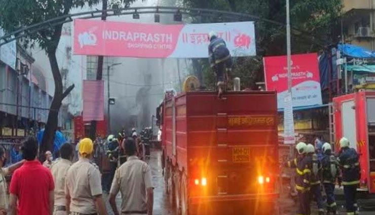 मुंबई में एक शॉपिंग सेंटर में लगी आग, रोबोट के जरिए काबू पाने की कोशिश