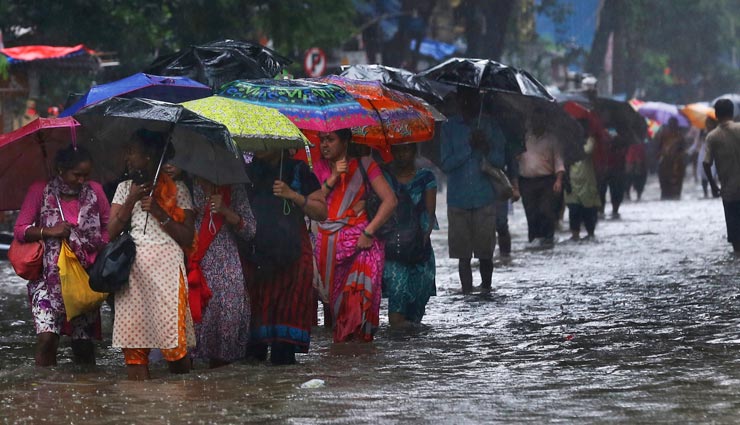 आफत की बारिश : मुंबई में स्कूल-कॉलेज बंद, 20 उड़ानें रद्द, रेलवे ट्रैक पर भरा पानी, अलर्ट जारी