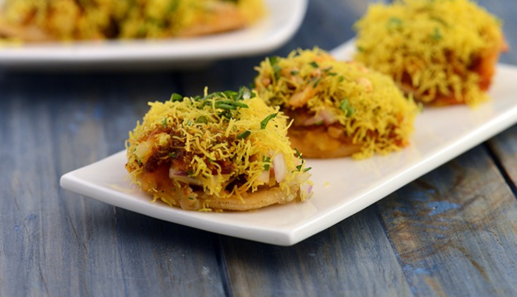 street foods of mumbai,mumbai,food to try in mumbai,vada pav,misal pav,pav bhaji,bhel puri and sev puri,batata vada,ragda pattice