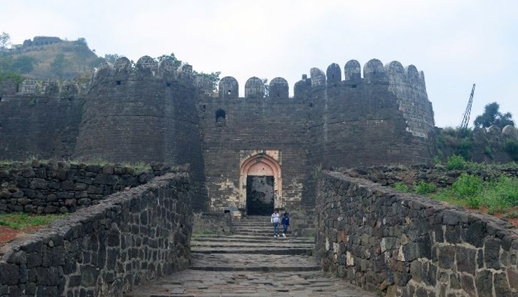 historical monuments of mumbai,mumbai,places to visit in mumbai,gateway of india,chhatrapati shivaji terminus,chand minar,daulatabad,devagiri daulatabad fort,agakhan palace,pune,shaniwar wada