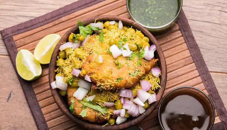 street foods of mumbai,mumbai,food to try in mumbai,vada pav,misal pav,pav bhaji,bhel puri and sev puri,batata vada,ragda pattice
