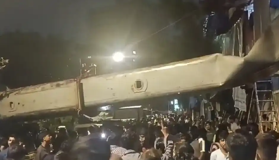 मुंबई के कुर्ला में बड़ा हादसा! भरभराकर मकानों पर गिरी भारी क्रेन, रेलवे लाइन भी चपेट में; 6 लोग घायल