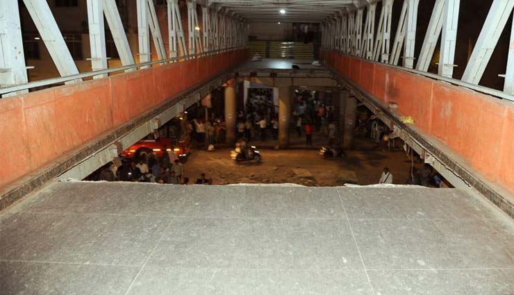 मुंबई के छत्रपति शिवाजी टर्मिनस के पास फुटओवर ब्रिज गिरा, 5 लोगों की मौत, 36 घायल, मृतकों को 5 लाख, घायलों को 50 हजार मुआवजे का एलान cst,foot over bridge,mumbai,railway station,bridge collapse,mumbai cst news,mumbai cst