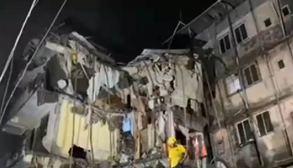 वसई-विरार में गणपति मंदिर के पास चार मंजिला बिल्डिंग ढही, 3 की मौत, मलबे में फंसे कई लोग