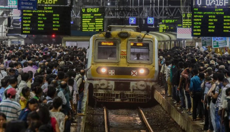 कोरोना का खौफ: महिला और पुरुष के हाथ में लगा था आइसोलेशन मार्क, चलती ट्रेन से लोगों ने उतारा