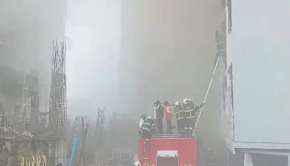 मुंबई के दहिसर में 24 मंजिला इमारत में लगी भीषण आग, महिला की मौत और कई लोग घायल