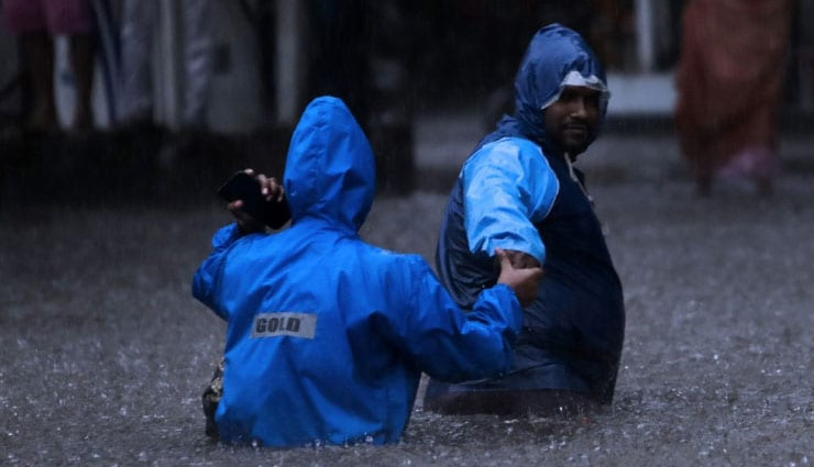 मुंबई में बारिश के कहर, 107 किमी/घंटे की रफ्तार से चली हवा, सड़कों पर सैलाब, गाड़ियों पर पेड़ maharashtra,mumbai rains,mumbai rains today,mumbai heavy rains,rain in mumbai,mumbai rains today live update,mumbai weather,news