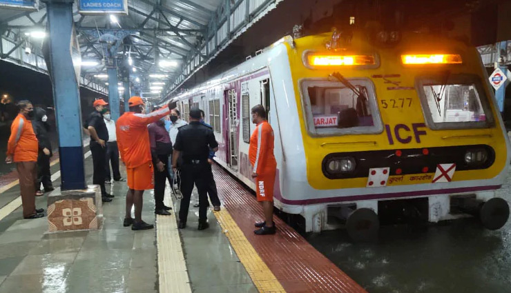 मुंबई में बारिश के कहर, 107 किमी/घंटे की रफ्तार से चली हवा, सड़कों पर सैलाब, गाड़ियों पर पेड़ maharashtra,mumbai rains,mumbai rains today,mumbai heavy rains,rain in mumbai,mumbai rains today live update,mumbai weather,news