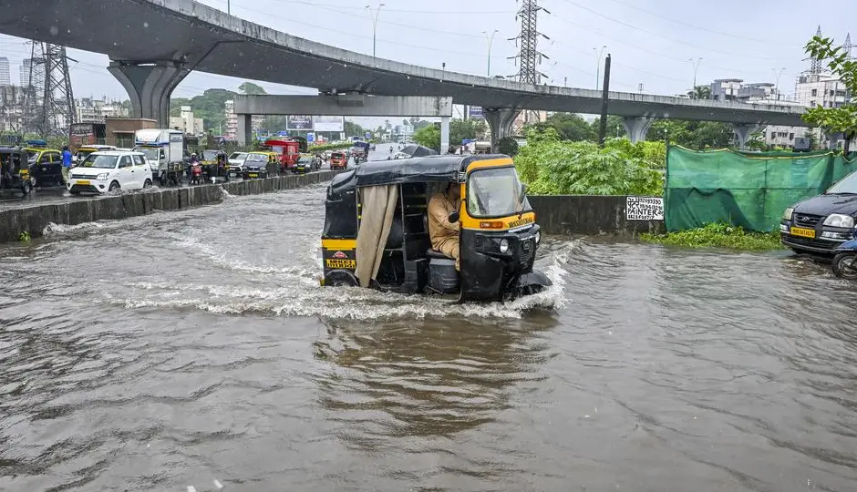 मुंबई में मूसलाधार बारिश से बिगड़े हालात, 5 लोगों की मौत के बाद विधानसभा में गरमाई सियासत; मैनहोल हादसे पर सरकार घिरी