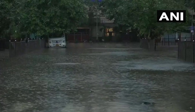maharashtra,kalyan railway station,waterlogged,rain,city,mumbai rain in hindi