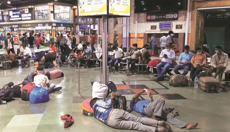 लॉकडाउन का डर: दिल्ली के बाद अब मुंबई में भी शुरू हुआ प्रवासी मजदूरों का पलायन, रेलवे स्टेशन पर दिखी भारी भीड़