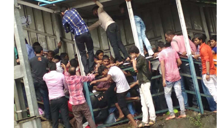 mumbai,elphinstone railway station,stampede,injured,prabhadevi railway station ,मुंबई,एलफिंस्टन रेलवे स्टेशन,ओवर ब्रिज