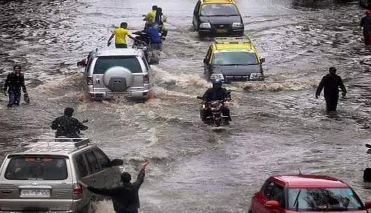 मुंबई-ठाणे में जोरदार बारिश, लोकल ट्रेन सेवाओं पर असर, कई इलाकों में पानी भरा