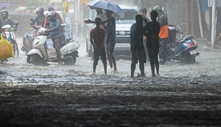 मुंबई में भारी बारिश को लेकर Red Alert, बंद रहेंगे स्‍कूल और कॉलेज, 65 साल का टूटा रिकॉर्ड